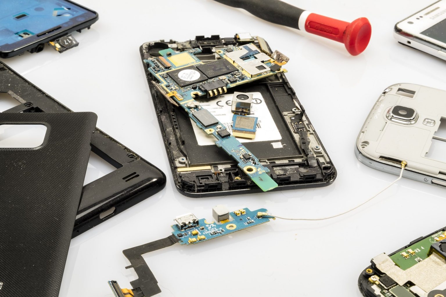 The climate cost of "disposable smartphones" Right to Repair Europe